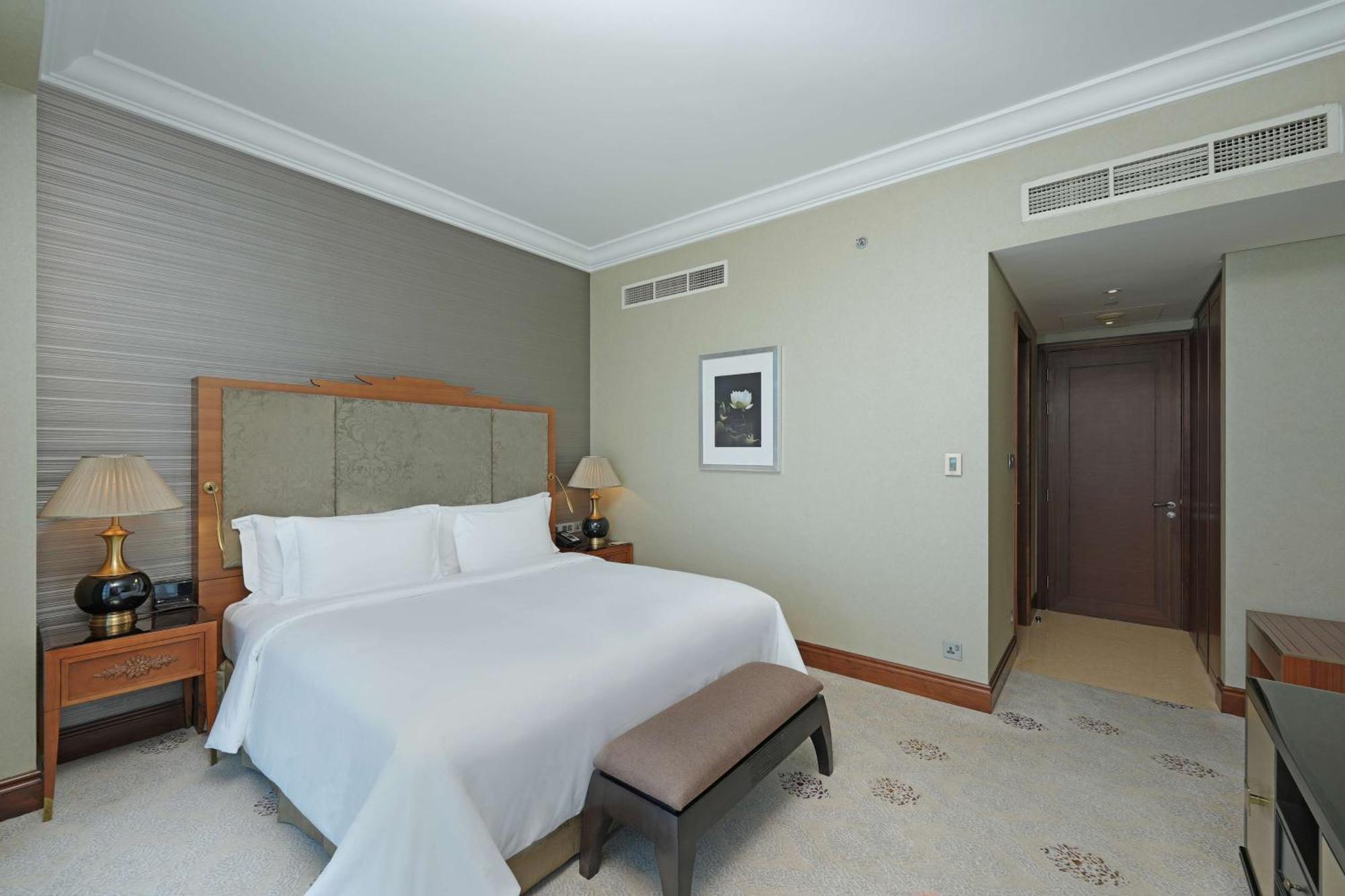 Dusit Thani Abu Dhabi Exterior photo A bedroom at the Jumeirah Emirates Towers Hotel